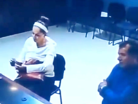 Exhiben a la directora de Servicios Públicos de Ixtapaluca, Nora MarÃa Yáñez Chávez, recibiendo dinero