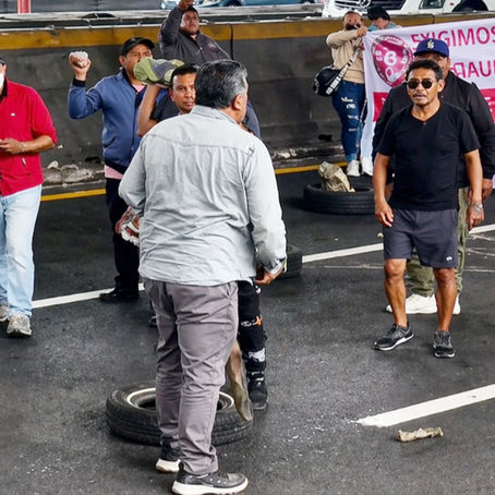 ¡Imágenes Fuertes! Tensión en Periférico Norte, Naucalpan: automovilista encara a manifestantes tras horas de bloqueo