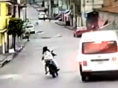 ¡Imágenes Fuertes! Muere motociclista, en fatal accidente en Naucalpan