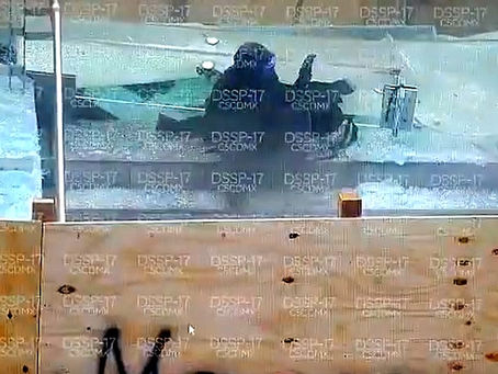 ¡Impresionante! Estructura de cristal cae sobre manifestantes en CDMX