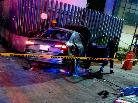 ¡Imágenes Fuertes! Auto embiste a personas afuera del IMSS en Tecámac; reportan muertos y heridos