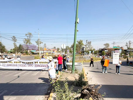 Vecinos de Bosques del Lago, Cuautitlán Izcalli, rechazan bloqueo en la Glorieta por saneamiento del Lago de Guadalupe