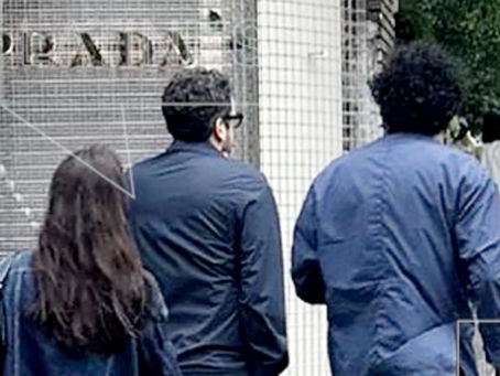 Andy López Beltrán, es captado al salir de la lujosa tienda Prada en Tokio, Japón