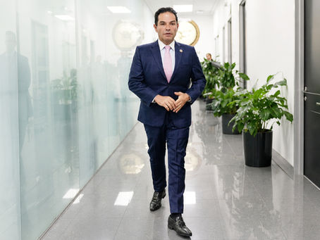 Enrique Vargas del Villar impulsa reforma para proteger a usuarios en créditos bancarios y comisiones adicionales