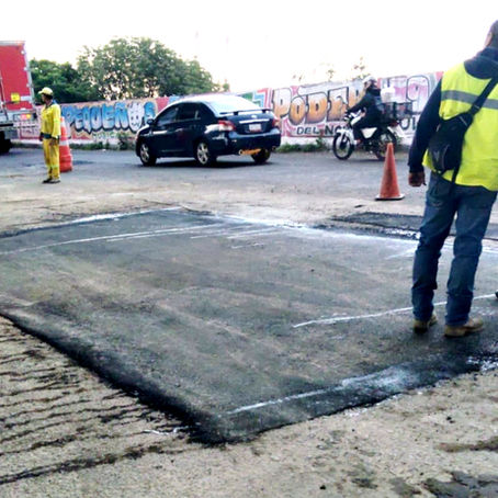 Gobierno de Cuautitlán Izcalli, repara socavón en la México-Querétaro, a la altura de Periférico Norte