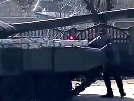 ¡Estremecedor! Valiente ucraniano se pone delante de tanque ruso