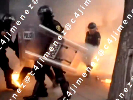 ¡Imágenes Fuertes! Izquierdistas radicales, queman a policía, y provocan extrema violencia por la marcha del 2 de octubre