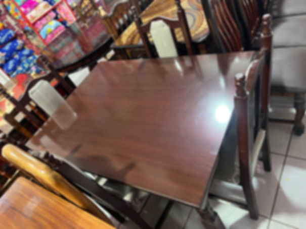 Mesa familiar con 4 sillas forradas 