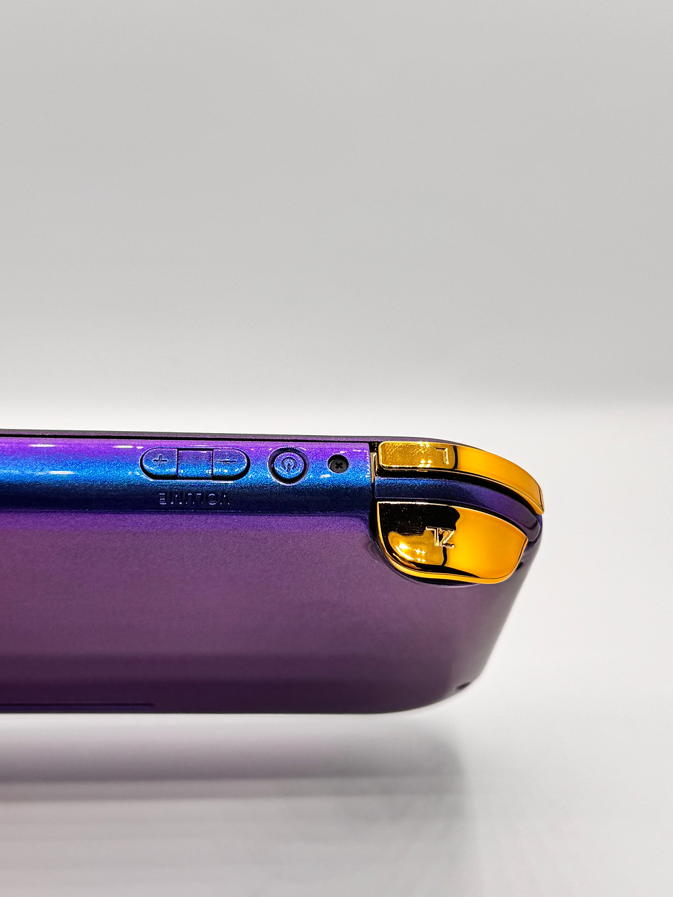 Thumbnail: Nintendo Switch Lite - Custom chameleon purple with gold buttons 