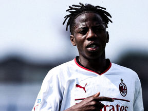 Le crack de l'AC Milan, Victor Eletu, est arrivé en Argentine et rejoint le groupe