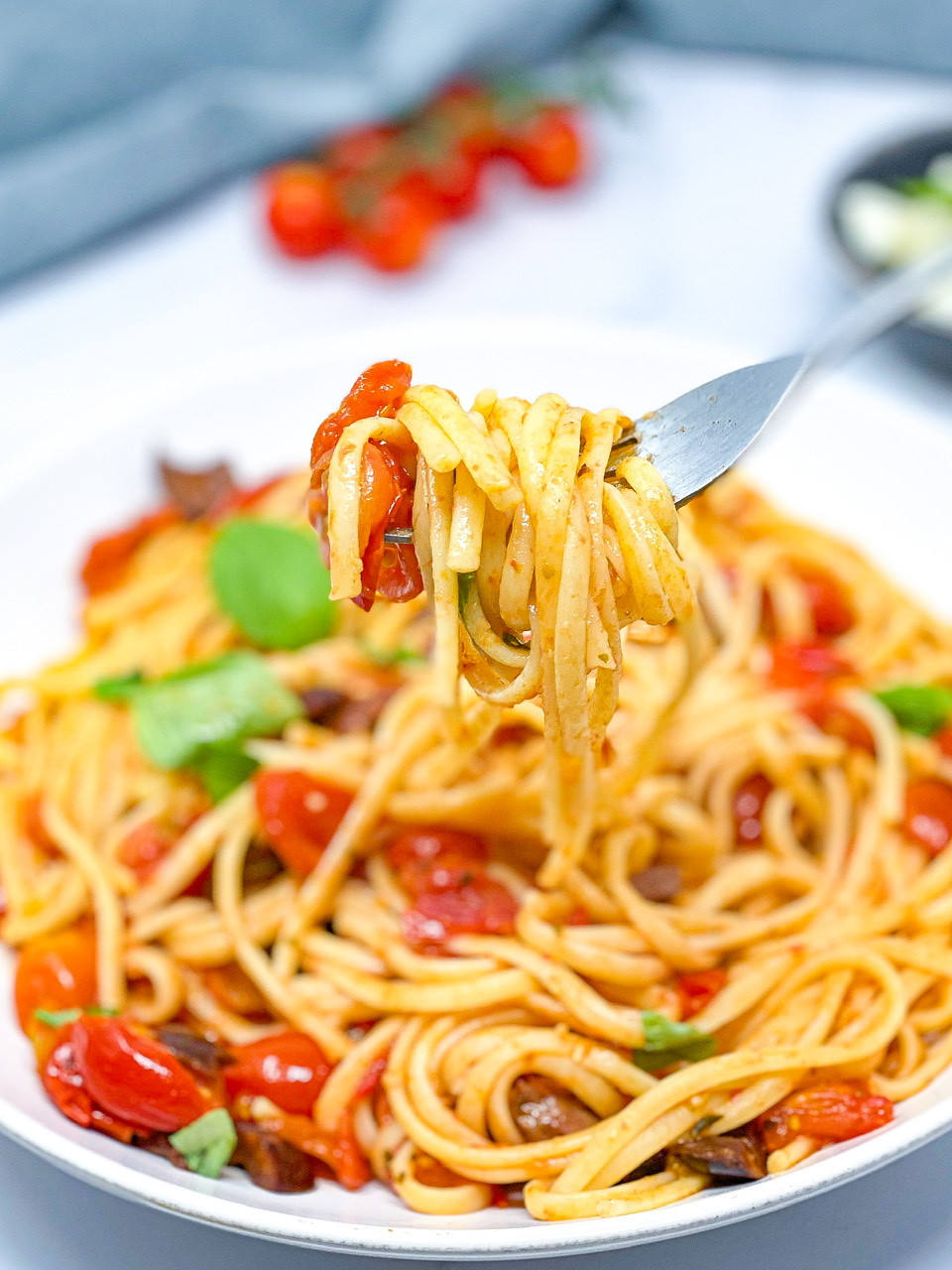 15 MINUTES FRESH TOMATO PASTA in fork