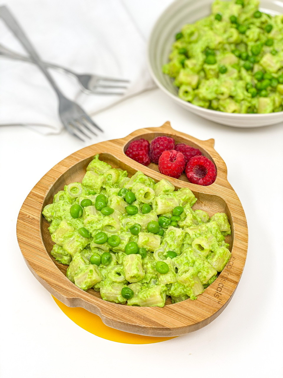 15 MINUTES CREAMY PEAS PASTA in bamboo plate