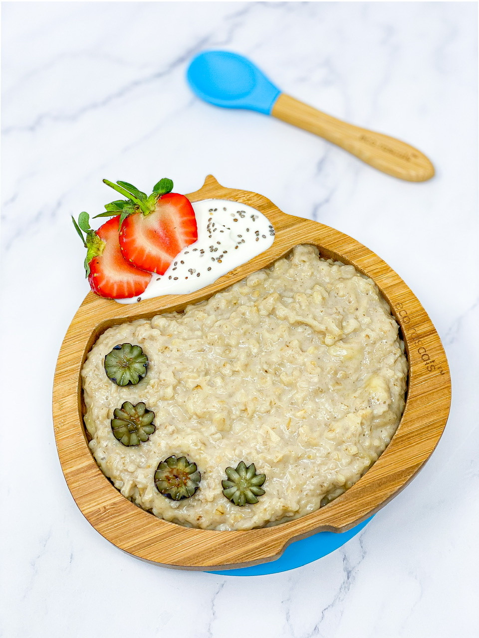 SIMPLE BANANA & PEANUT BUTTER PORRIDGE served in bamboo plate