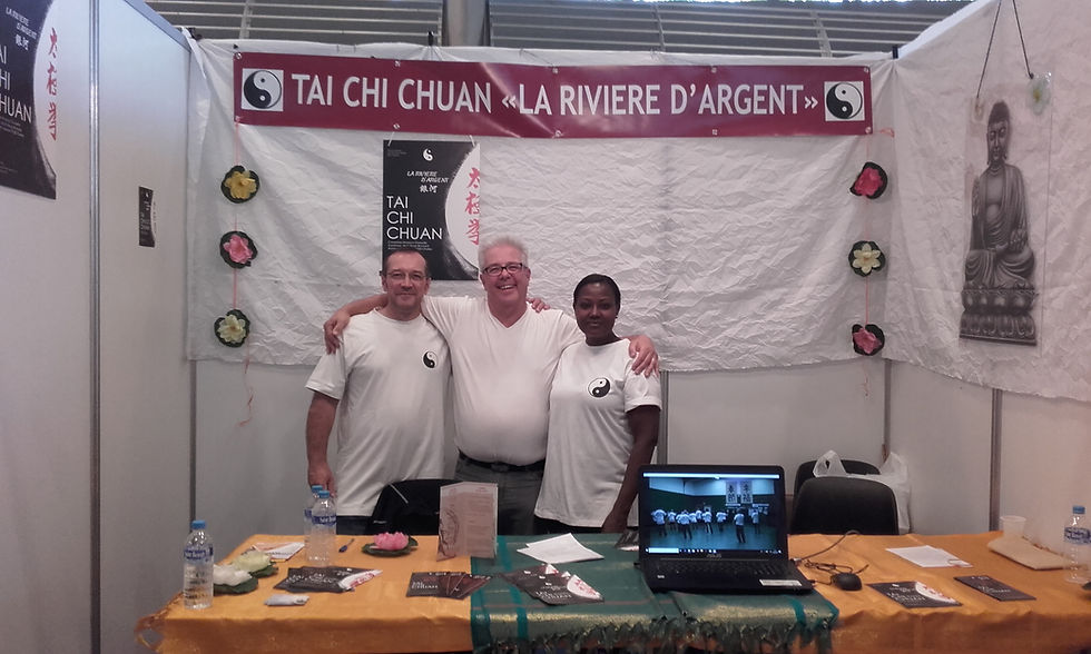 photo du stand La rivière d'argent avec Serge, Patrick et Matilde