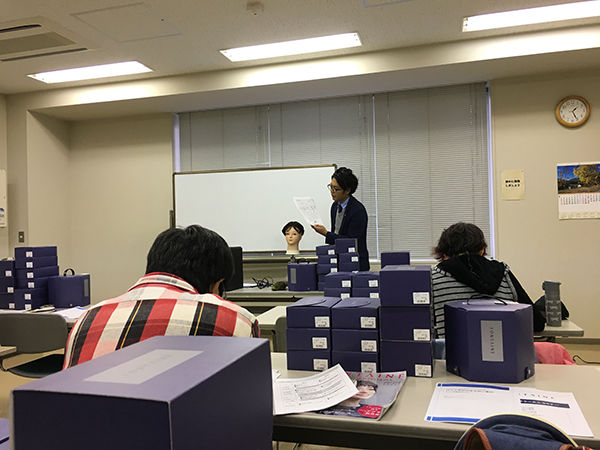 メーカーとディーラーの厚意と協力により多数のサンプルが用意されての講習となった