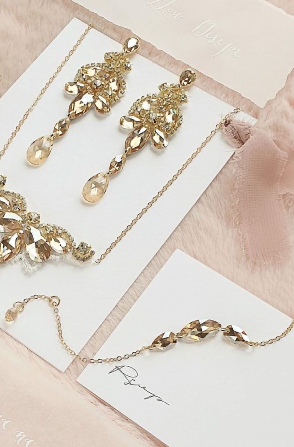 섬네일: DANGLE Crystal Earrings
