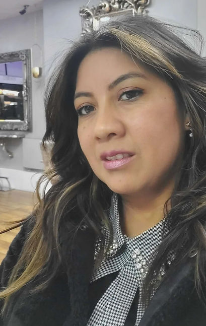 Mariana Bueno, professional hairstylist with over 15 years of experiencem specialising in bridal hair, hair cuts, and hair colouring.