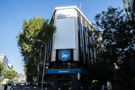 pancarta-colgada-por-el-partido-popular-en-su-sede.jpeg