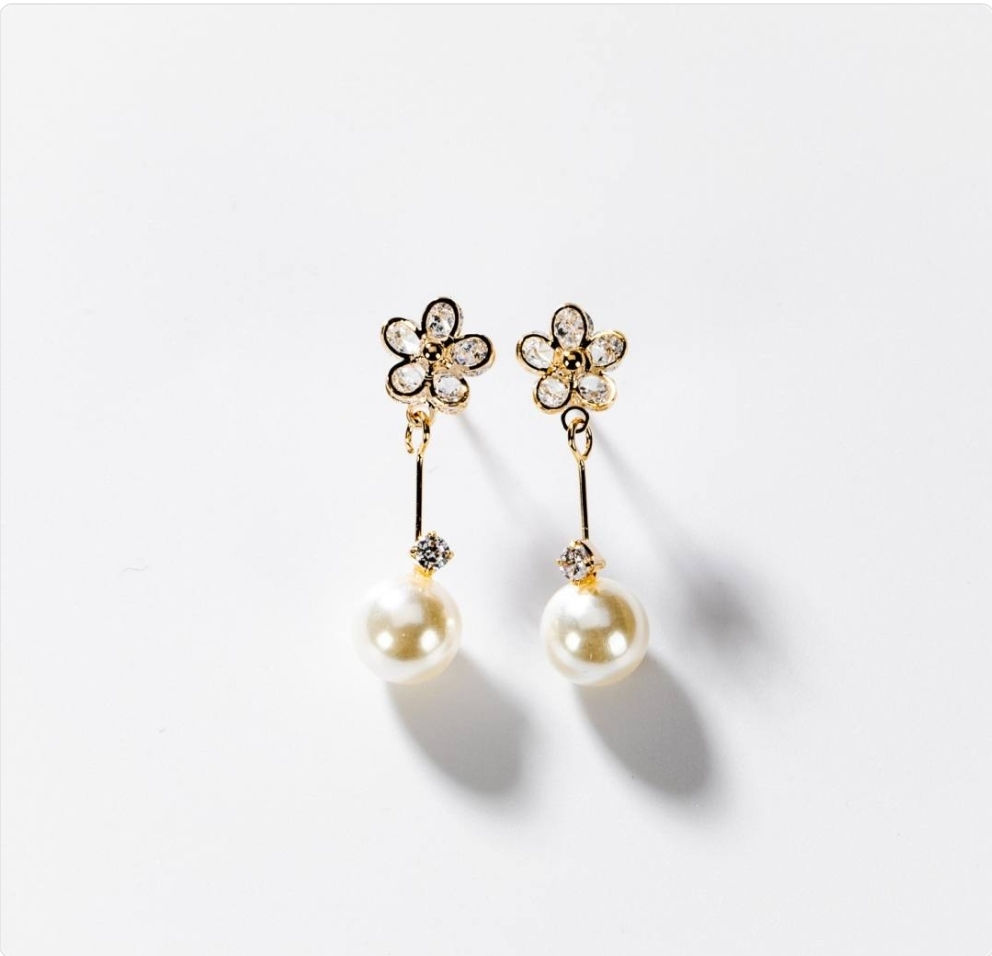 Pendants d'oreilles petites fleurs zircons  pierre  plaqués or 24 caratsBIGOD183
