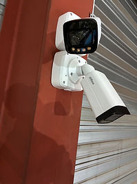 caméras dans un entrpôt sur un site industriel