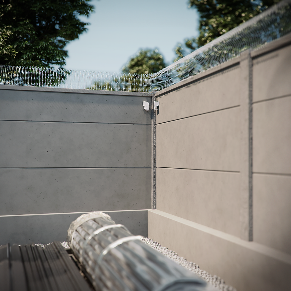 Mur en béton avec barbelés au sommet dans un jardin. Détecteur ajax rideau pour la protection des extérieures professionnels