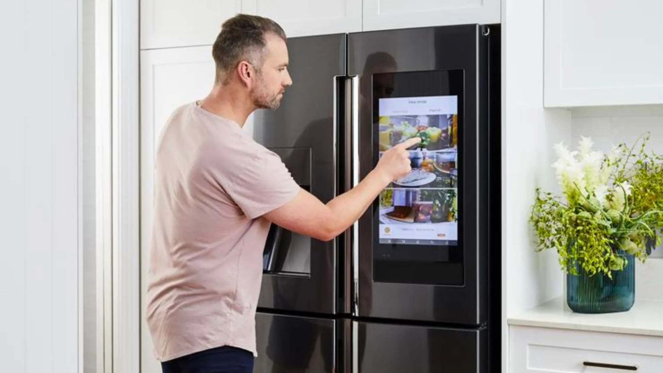 Смарт тв телевизор на кухню с wifi. Смарт-холодильник Samsung Family Hub. Samsung Smart Refrigerator. Samsung Family Hub холодильник. Умный холодильник самсунг.