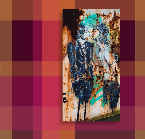 Grafititti von 2 Menschen in einem Kuss