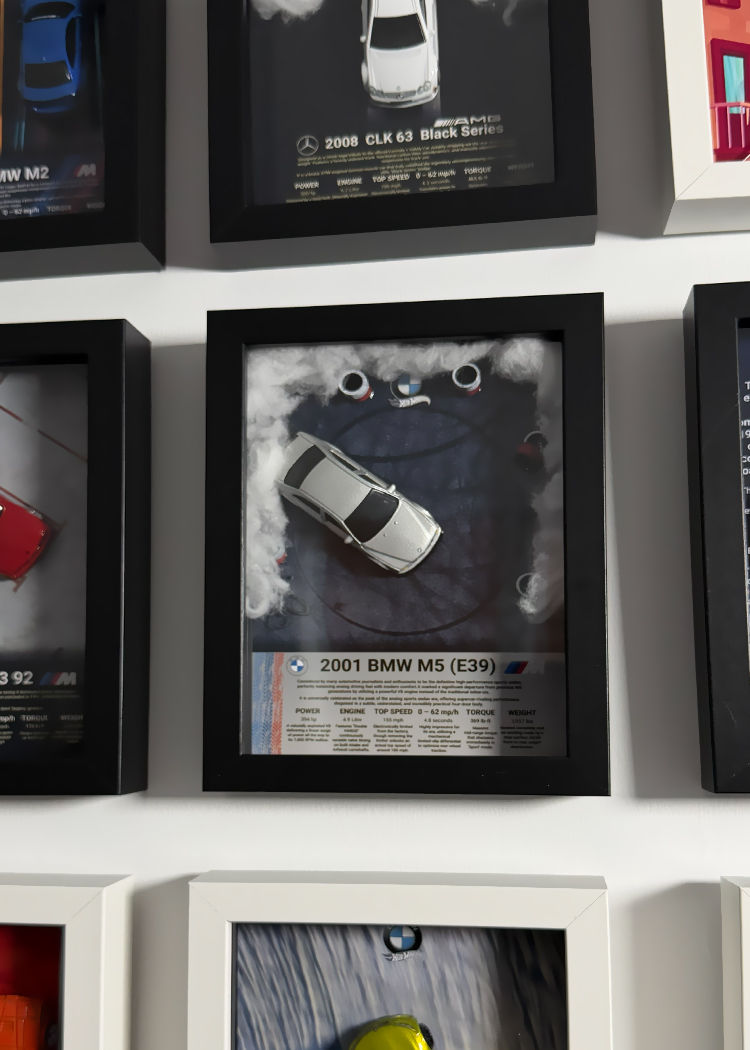 Küçük resim: BMW M5 2001 — Shadow Box Display Frame