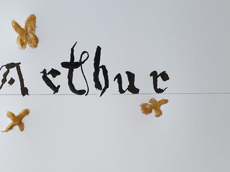 ILLUSTRATRICE EN MILIEU SCOLAIRE - INITIATION CALLIGRAPHIE MEDIEVALE - HERICY MAI 2022