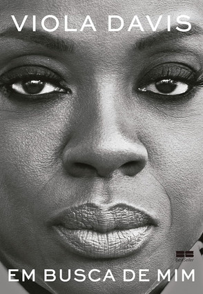Capa do livro Em busca de mim - autoria de Viola Davis. Contém uma foto em Preto e Branco do rosto da atriz onde aparece somente os olhos, o nariz e a boca.