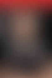 Capa do livro Elon Musk - Autoria de Ashlee Vance. Contém uma foto do Elon Musk em plano americano, de braços cruzados, usando camiseta preta de manga curta.