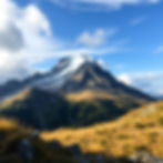 PAisaje de una montaña con una estacion meteorologica midiendo y que se vea que es una estacion.jpg