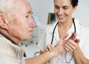 Lékař se starším pacientem