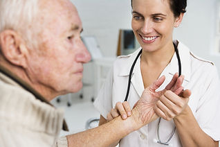 Le médecin prend le pouls