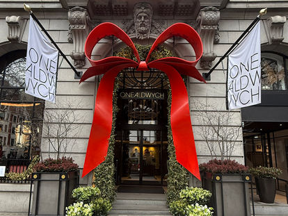 Entrén på hotell One Aldwych med julrosett