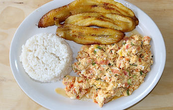 Pericos, tajadas, arroz