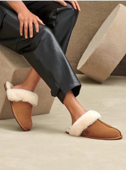 UGG Women's scuffette II Slipper brown