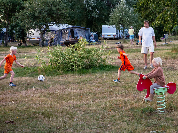 Football entre amis près du site de camping