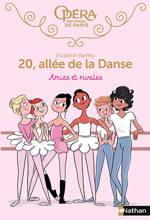Un groupe de 6 petits rats de l'Opéra en tenue de danse classique devant la barre
