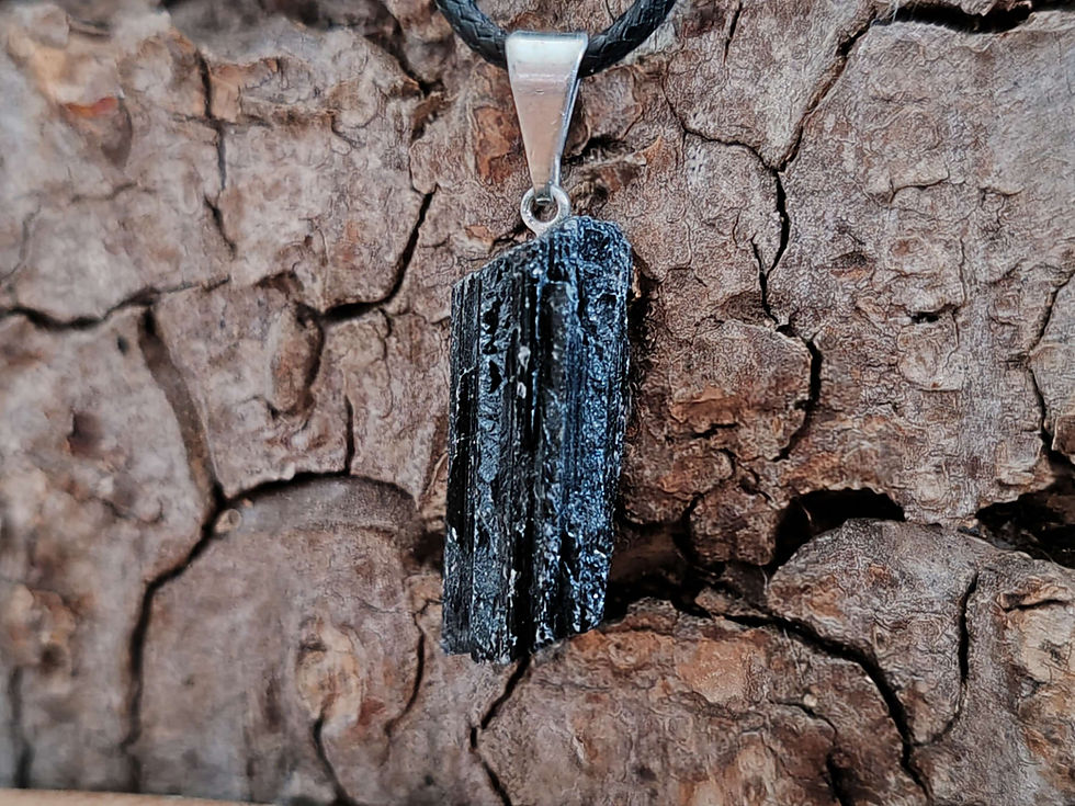 Miniature : pendentif en tourmaline noire sous forme brute