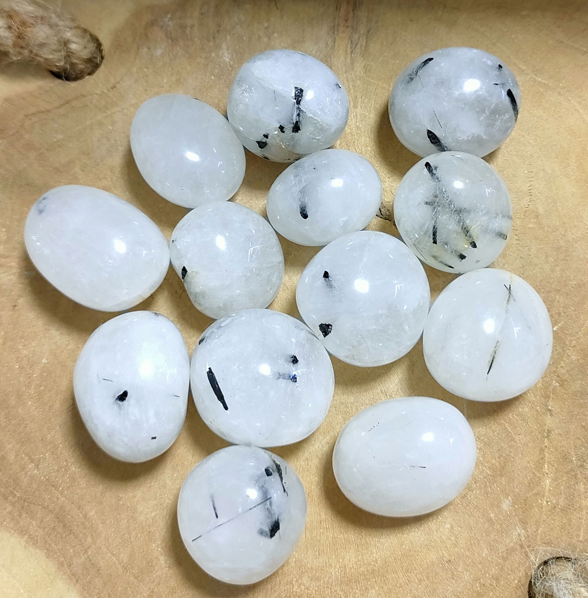 Pierre roulée en Quartz avec inclusions de Tourmaline noire
