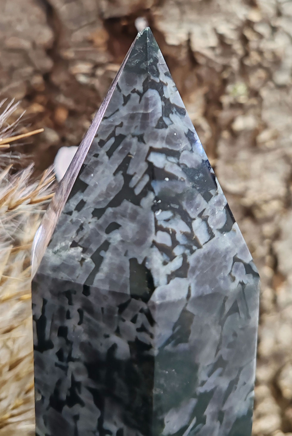 Miniature : obélisque en gabbro indigo