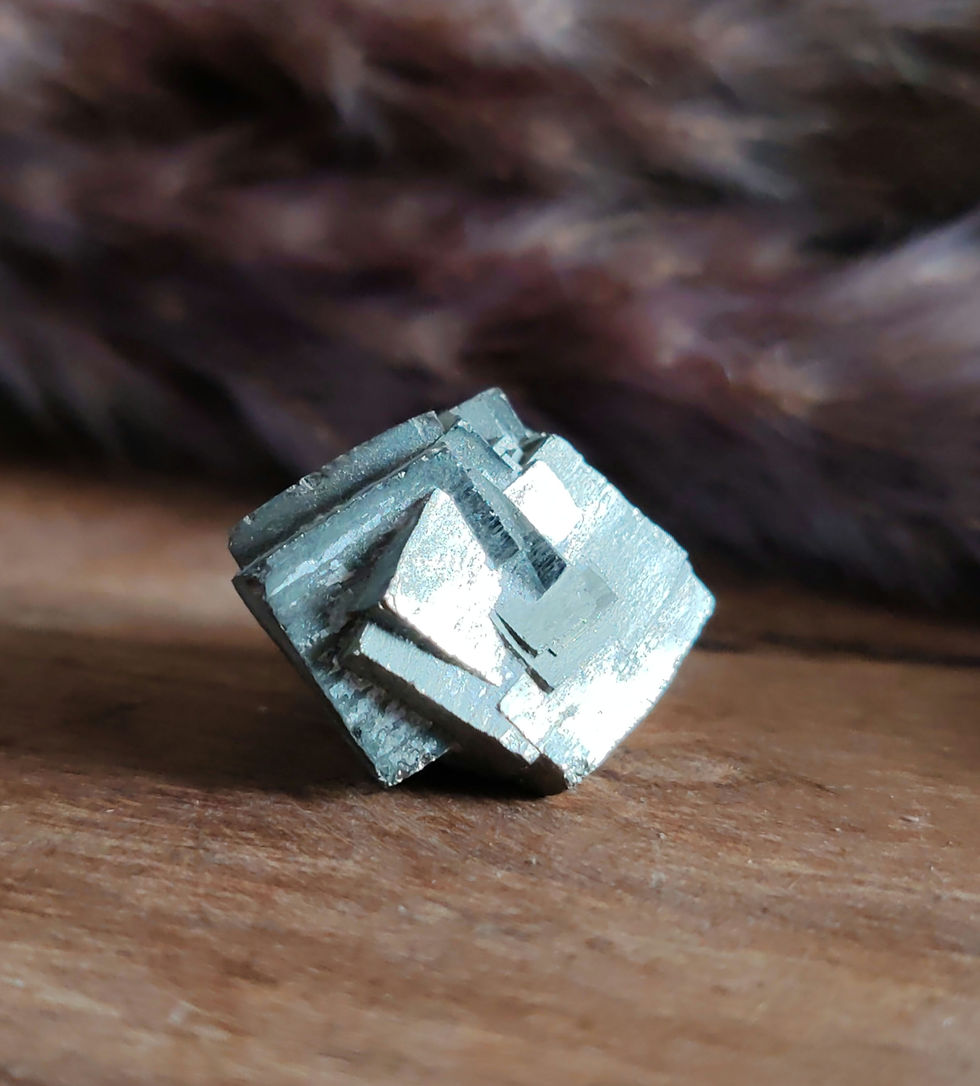Miniature : pyrite maclée