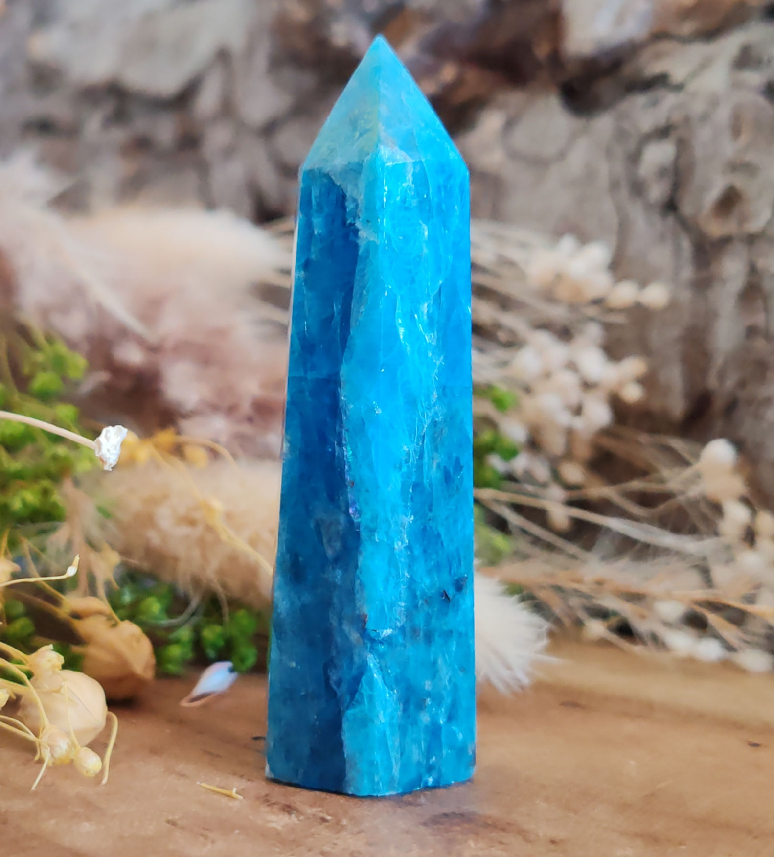 Apatite bleue de Madagascar sous forme de pointe