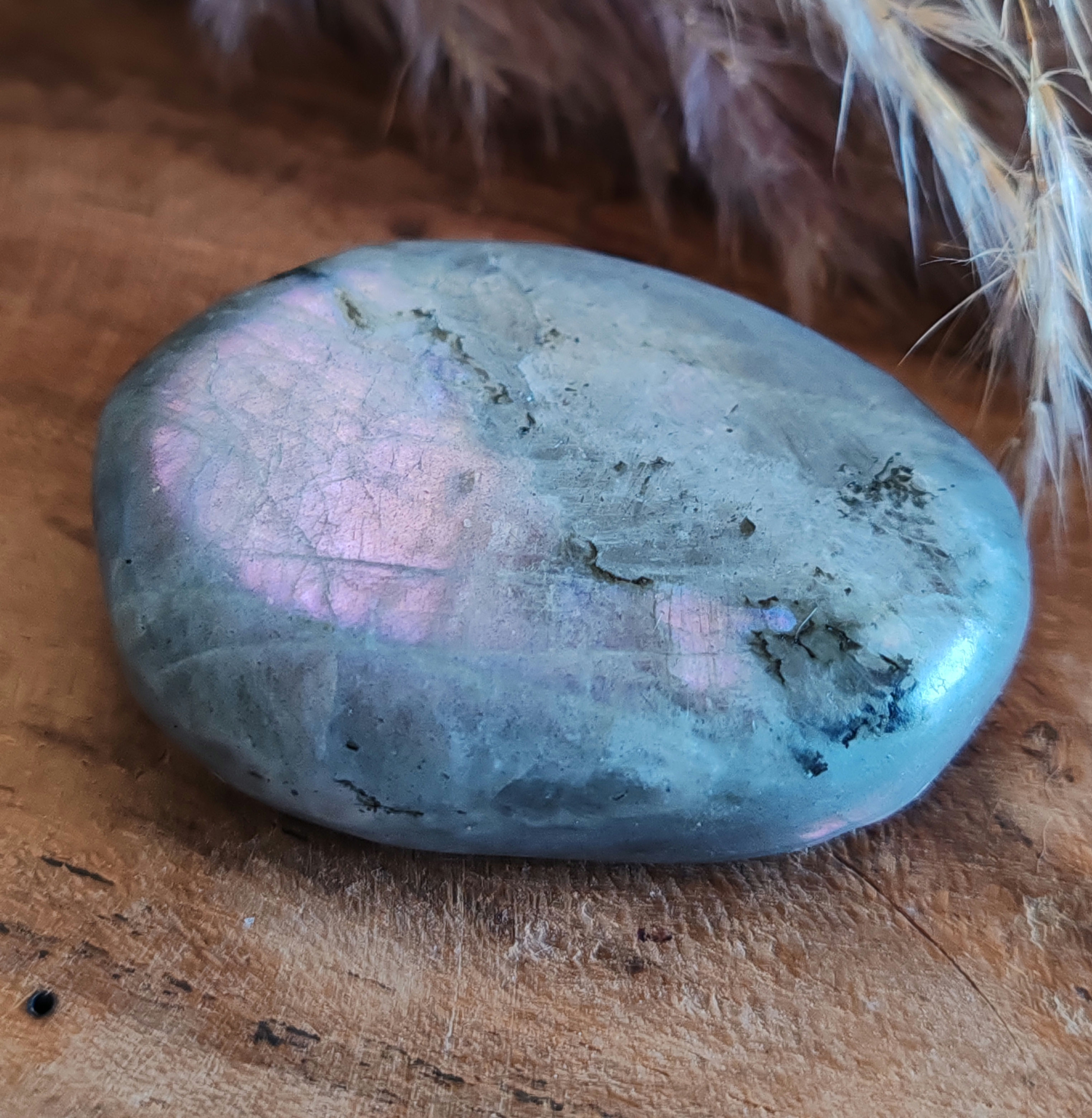 galet en labradorite violette