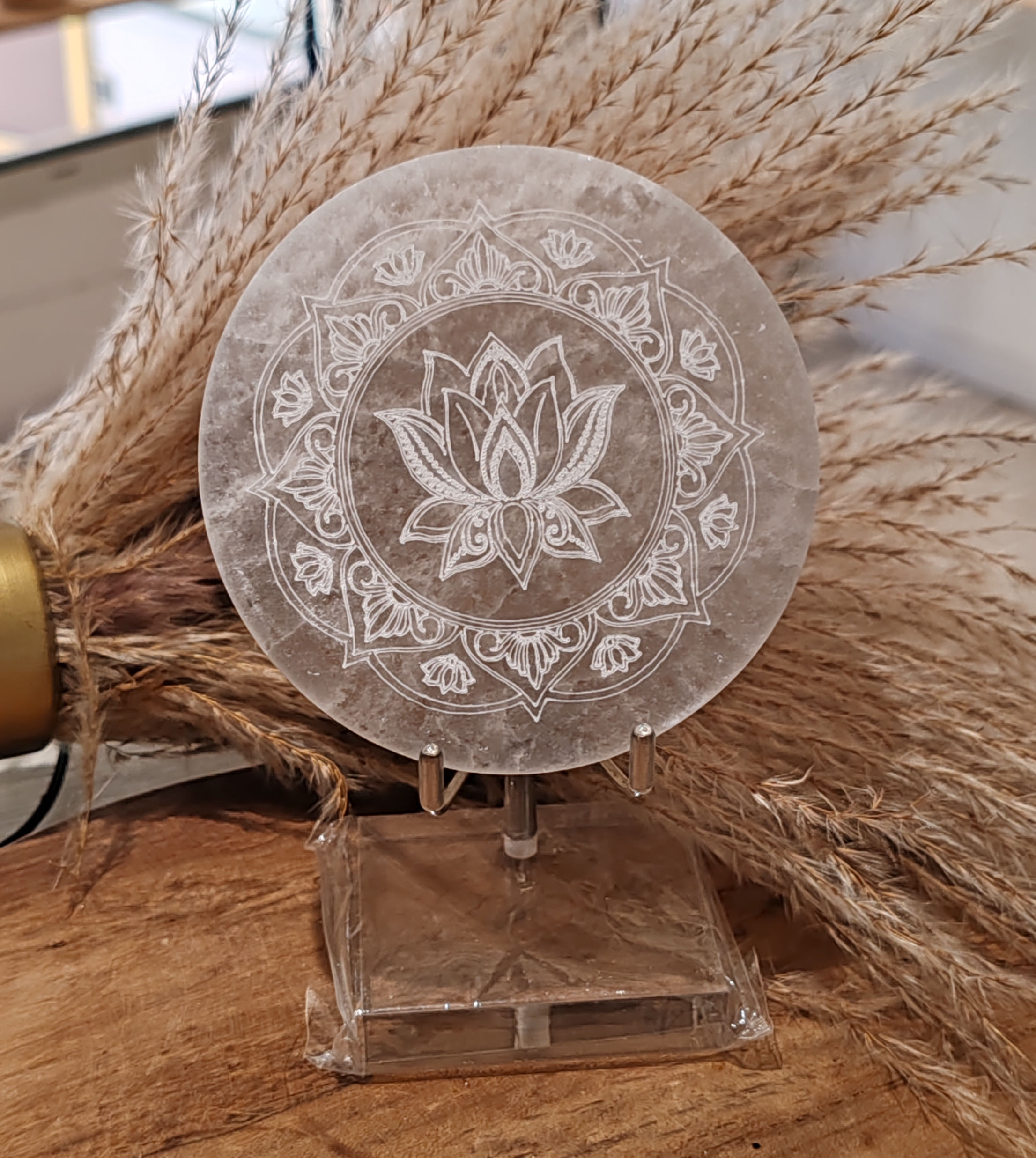 Plaque en Sélénite avec gravure fleur de lotus