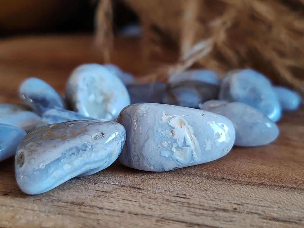 Miniature : pierre roulée en calcédoine bleue sur gangue