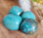 Chrysocolle sous forme de pierre roulée
