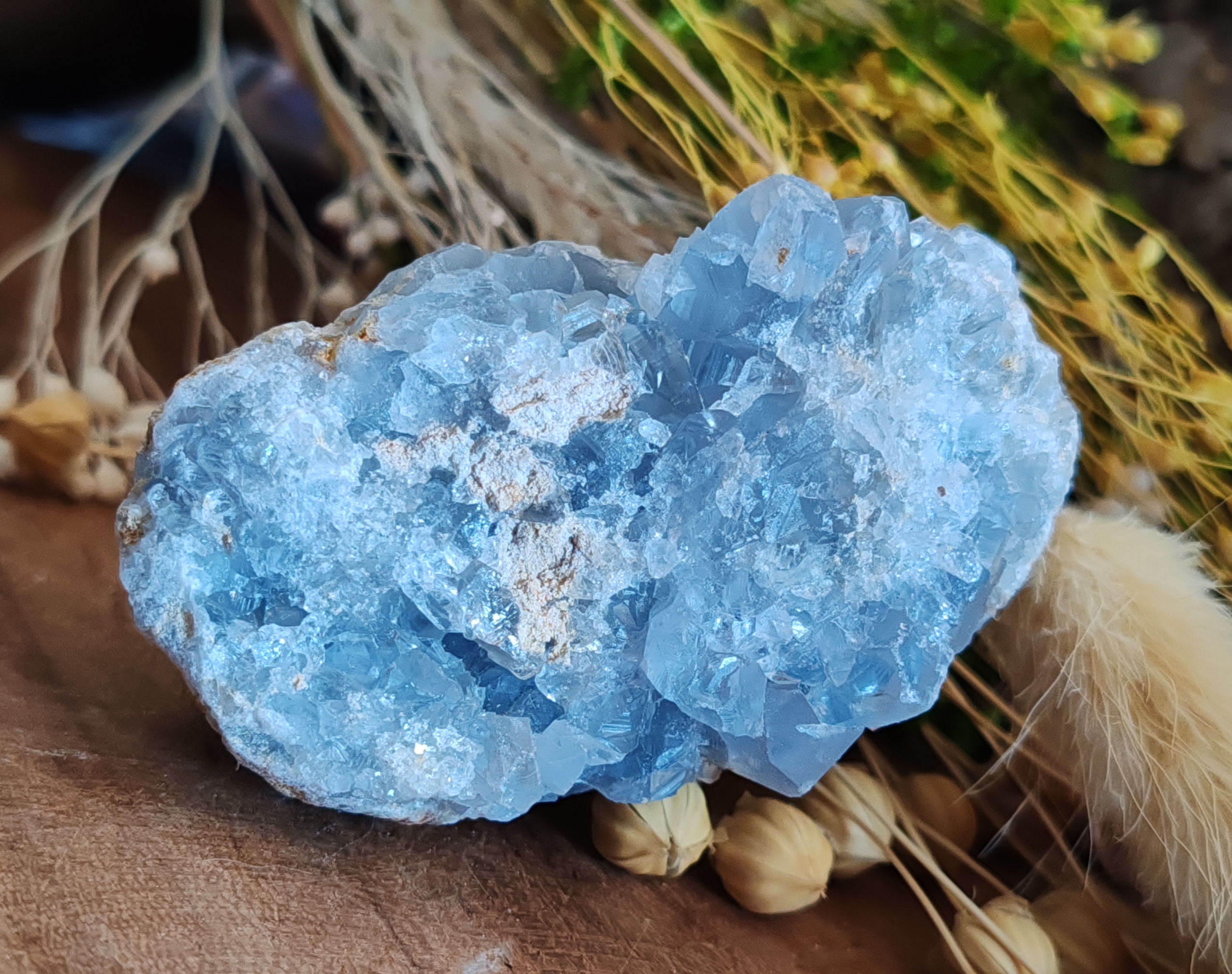 Druse de Célestine naturelle – Cristaux bleu clair – Pierre d’apaisement