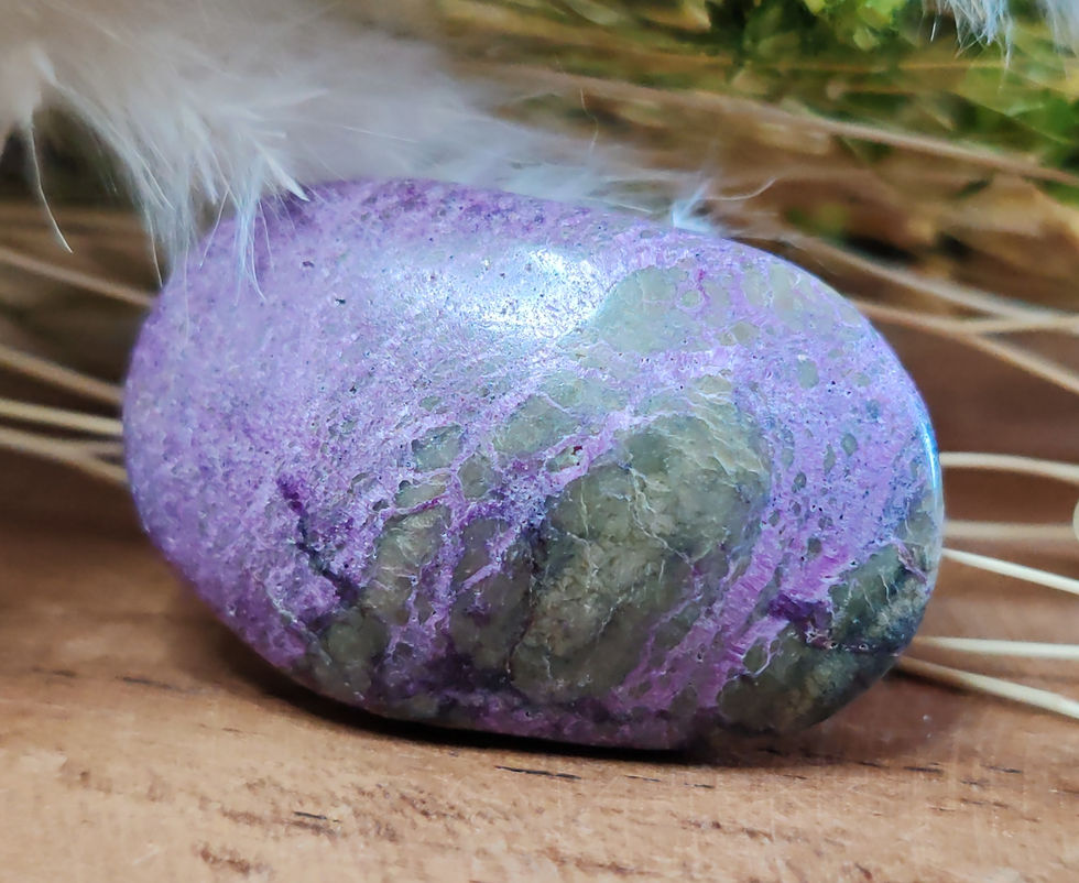 Miniature : Galet en Stichtite sur Serpentine Atlantis